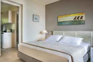 Postel nebo postele na pokoji v ubytování Martini Waterfront Suites