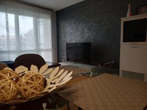 un salon avec une table et une télévision dans l'établissement Apartamento el Budha, à Calahorra