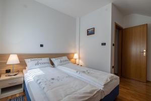 Posteľ alebo postele v izbe v ubytovaní Apartments and Room Robert