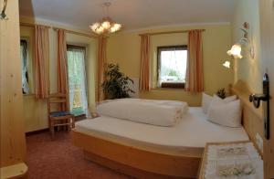 Łóżko lub łóżka w pokoju w obiekcie Pension und Apartments Landhaus Marie