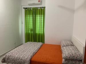 una camera da letto con letto e tenda da doccia verde di Home Sweet Home a Semenyih