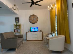 Home Sweet Home في سيمينيه: غرفة معيشة مع أريكة وتلفزيون
