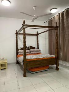 Home Sweet Home في سيمينيه: سرير خشبي في غرفة ذات سقف
