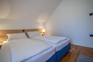 Posteľ alebo postele v izbe v ubytovaní Apartments and Room Robert