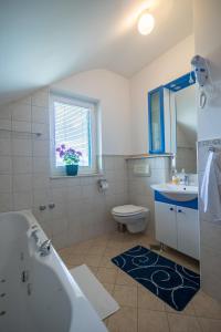 Kúpeľňa v ubytovaní Apartments and Room Robert