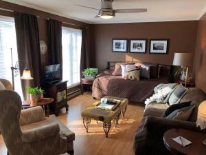 sala de estar con cama y sofá en Butler Creek House, en Niagara on the Lake