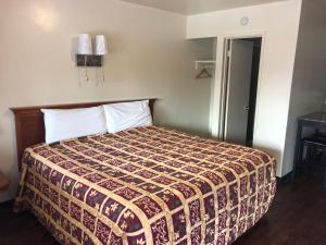 Katil atau katil-katil dalam bilik di Mount-N-Lake Motel