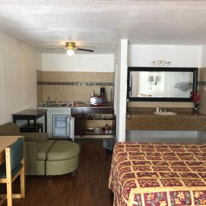a hotel room with a bed and a kitchen at Mount-N-Lake Motel in Wofford Heights
