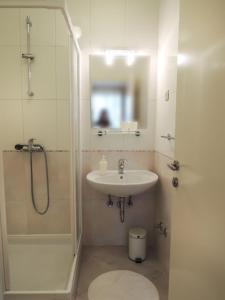 Ванная комната в Apartments Smilja - 150 m from pebble beach