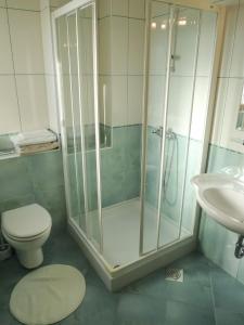Ванная комната в Apartments Smilja - 150 m from pebble beach