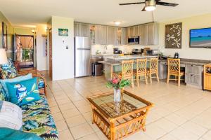 salon z kanapą i stołem w obiekcie Beautiful 1BR Condo in the Kihei Ali'i Kai, South Kihei, Wifi and Parking w mieście Kihei