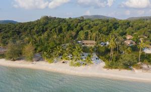 z powietrza widok na ośrodek na plaży w obiekcie Tamu Koh Rong w mieście Koh Rong