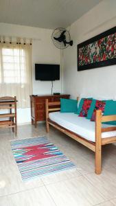 um quarto com uma cama e uma televisão de ecrã plano em Fazenda Paisagem Chalés em Serra Negra