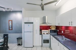 A cozinha ou cozinha compacta de CitySide Apartment - 2 Bedroom with Private Courtyard