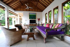 A seating area at Villa Mimpi