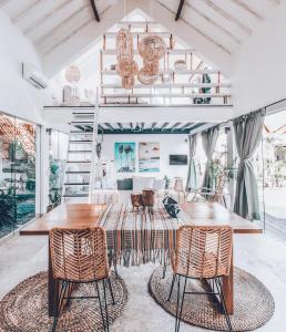Ruang duduk di Beyond Bungalows