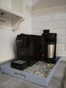 una macchinetta del caffè su un bancone in cucina di Alley 8 a Scilla