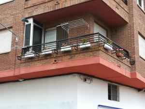 un balcón con macetas en un edificio de ladrillo en Casamami, en Nájera