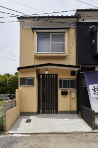 una casa con una puerta con un cartel delante en 憩 出町柳２(ikoi DemachiyanagiⅡ), en Kioto