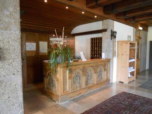 a lobby with a counter with plants on it at Der Seewirt in Franking