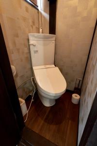 憩 出町柳２(ikoi DemachiyanagiⅡ) في كيوتو: حمام مع مرحاض في غرفة صغيرة