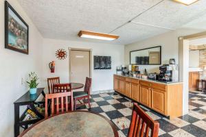 a kitchen and dining room with a table and chairs at Econo Lodge in Zanesville