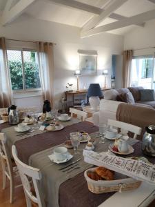 - un salon avec une table et un canapé dans l'établissement La Maison Blanche, à Andernos-les-Bains