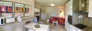 a living room with a kitchen and a room with a couch at Casa di Sissy con Piscina Privata - Zona Villa Igea in Acqui Terme