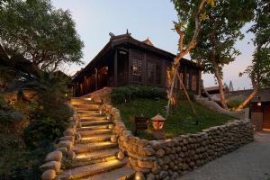 フエにあるAncient Huế Garden Housesの石段のある家