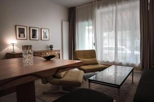 a living room with a wooden table and a living room with a chair at Ladenwohnung in Kreuzberg mit Parkplatz in einer Tiefgarage in Berlin