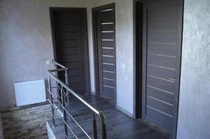 zwei Türen in einem Gebäude mit Treppen in der Unterkunft Royal House in Kamjanez-Podilskyj