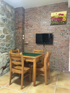 Beijing Mutianyu Great Wall Wangshanyuan Homestay的电视和/或娱乐中心