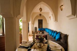 sala de estar con sofá y almohadas azules en Riad Cinnamon by Marrakech Riad, en Marrakech