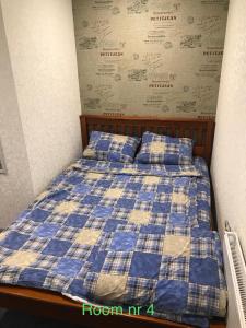 una camera con un letto con una coperta blu e gialla di Liivalaia 40 cozy kitchen studio a Tallinn