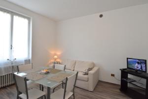a living room with a table and a couch at Appartamenti Casa La Rosa in Bellagio