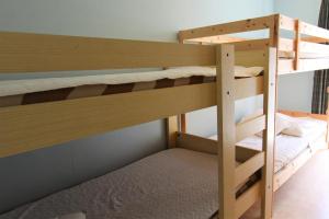 Pokój z łóżkiem piętrowym i 2 łóżkami piętrowymi w obiekcie Westhinder apt 301 w mieście Nieuwpoort