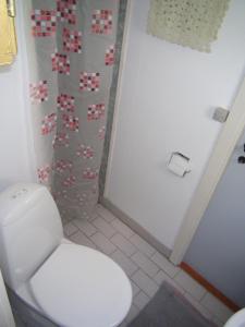 uma casa de banho com um WC branco e um chuveiro em Holiday house em Nysted