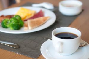 小琉球的住宿－泰美風情旅店，桌上的一块食物和一杯咖啡