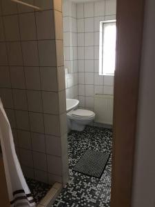 baño con aseo y ventana en Pension zur Schmied'n en Marzling