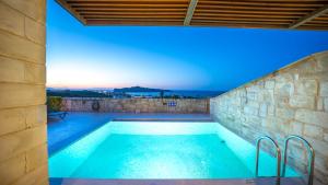 Bazén v ubytovaní Lofos Village Chania alebo v jeho blízkosti