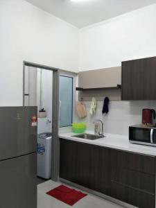 Dapur atau dapur kecil di Enjoy Cozy 2 Room Condo at Mesahill Nilai (15 mins to KLIA)