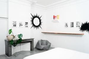 a white room with a mirror and a table at B&B DRUUM in Brussels