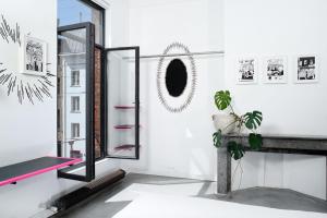 a living room with a mirror and a fireplace at B&B DRUUM in Brussels