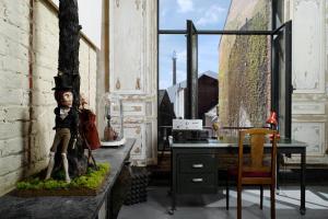 a statue of a man standing on a counter in a kitchen at B&B DRUUM in Brussels