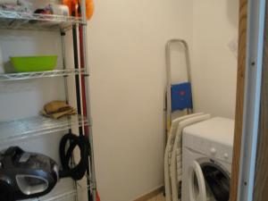 lavadero con lavadora y tendedero en La Dimora nel Parco - ArgonautiVacanze, en Rio Marina