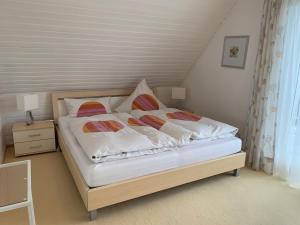 a bed with white sheets and pillows in a bedroom at Schöne Zimmer im Zentrum Leben in Offenburg