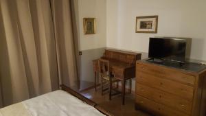 Televízia a/alebo spoločenská miestnosť v ubytovaní Agriturismo Countryhouse Le Giare