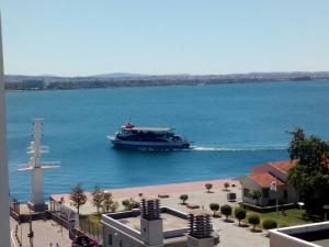 łódź w dużym zbiorniku wody w obiekcie Waterfront Luxury Sea View Apartment w Salonikach