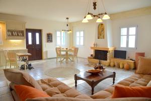 a living room with a couch and a table at Villa de viento in Tripiti
