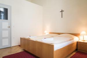 A bed or beds in a room at Gästehaus im Priesterseminar Salzburg